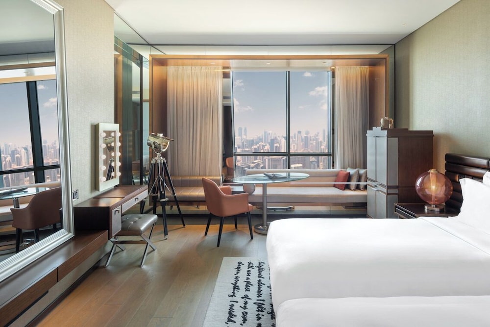 Habitación Scene con dos camas del hotel Paramount Dubai. Foto 1