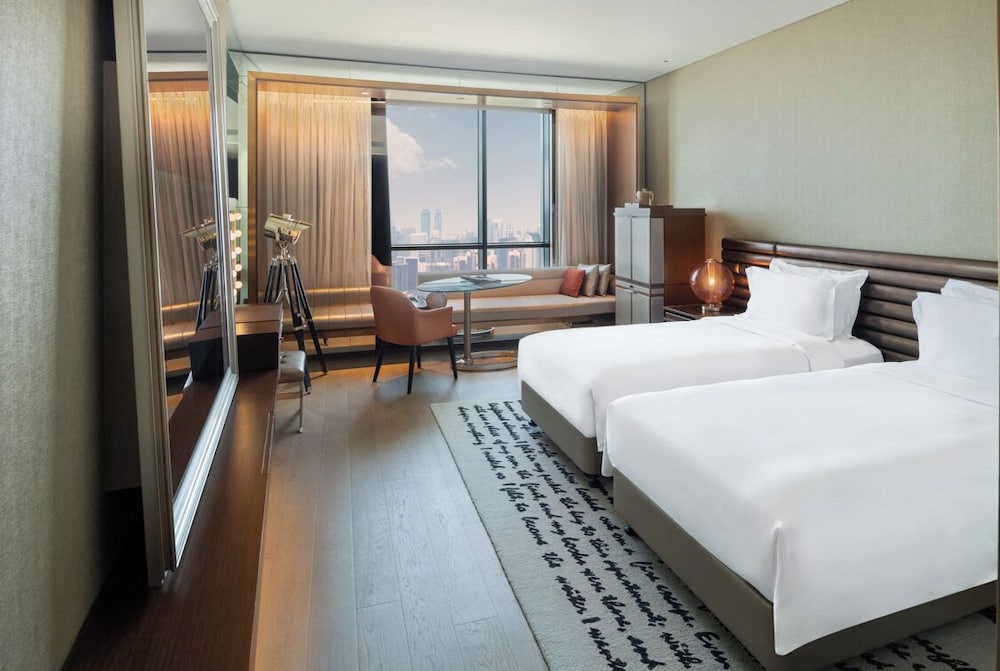 Habitación Scene con dos camas del hotel Paramount Dubai. Foto 2