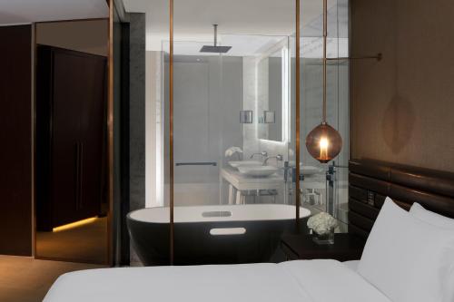 Habitación Familiar con vistas al centro del hotel Paramount Dubai. Foto 6