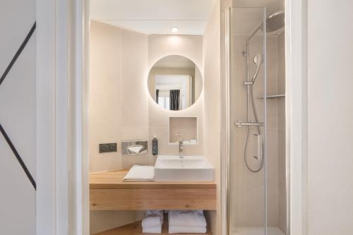 Habitación Doble Clásica del hotel LE ROYAL RIVE GAUCHE. Foto 1