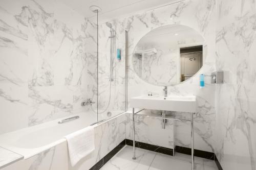 Habitación Triple - Superior del hotel LE ROYAL RIVE GAUCHE. Foto 1