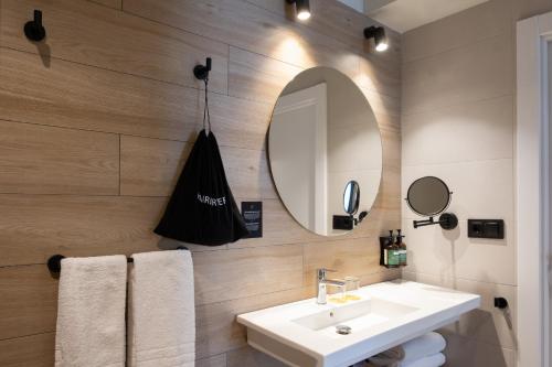 Habitación Doble Pequeña - Adaptada para personas con movilidad reducida del hotel voco Bilbao - City by IHG. Foto 2