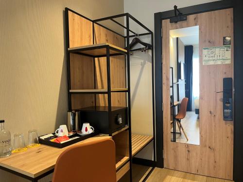 Habitación acogedora con cama grande del hotel voco Bilbao - City by IHG. Foto 1