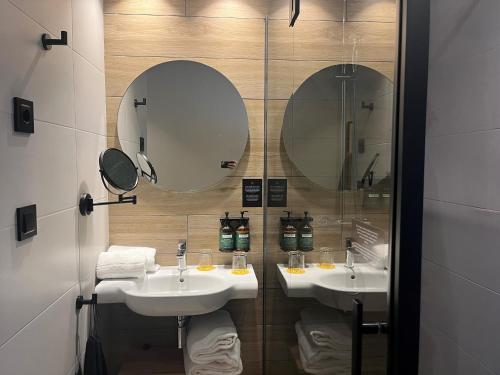 Habitación acogedora con cama grande del hotel voco Bilbao - City by IHG. Foto 3