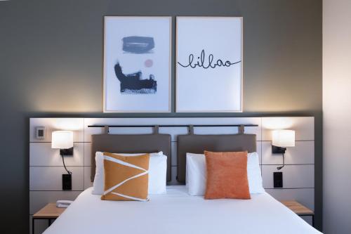 Habitación acogedora con cama grande del hotel voco Bilbao - City by IHG. Foto 6