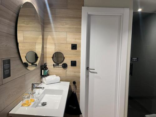 Habitación Grand con cama grande del hotel voco Bilbao - City by IHG. Foto 1