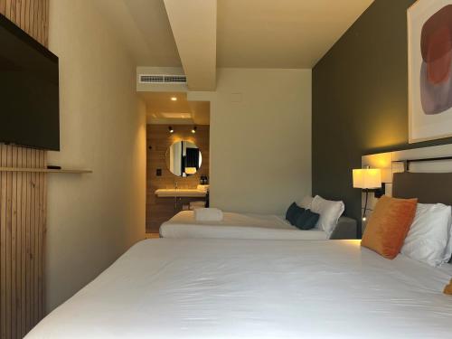 Habitación Grand con cama grande del hotel voco Bilbao - City by IHG. Foto 2