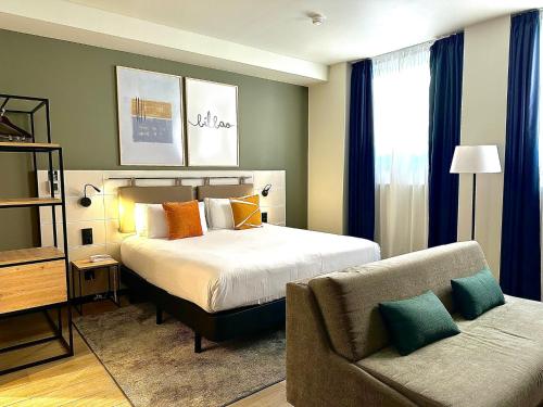 Habitación Grand con cama grande del hotel voco Bilbao - City by IHG. Foto 7