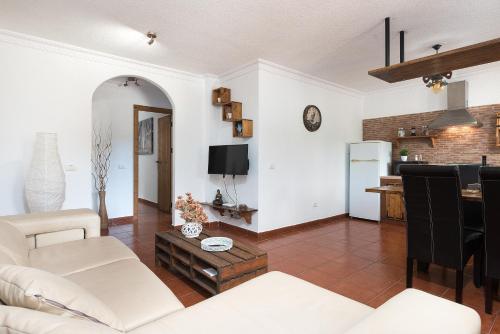 Habitación Familiar con terraza del hotel Hacienda la Dehesa - Adults Only. Foto 3