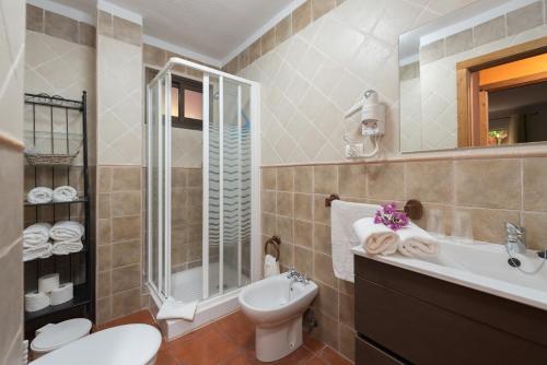 Habitación Familiar con terraza del hotel Hacienda la Dehesa - Adults Only. Foto 13