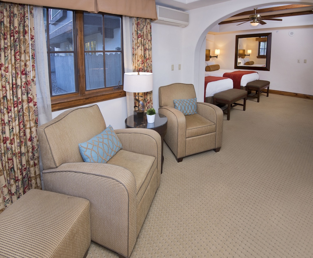 Suite con 2 camas dobles del hotel Austria Haus, A Destination By Hyatt. Foto 3