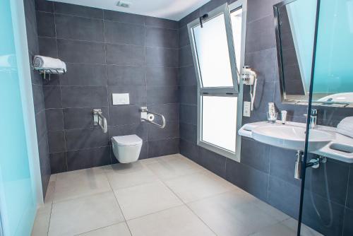 Suite Junior con terraza - Adaptada para personas con movilidad reducida del hotel Taimar. Foto 13