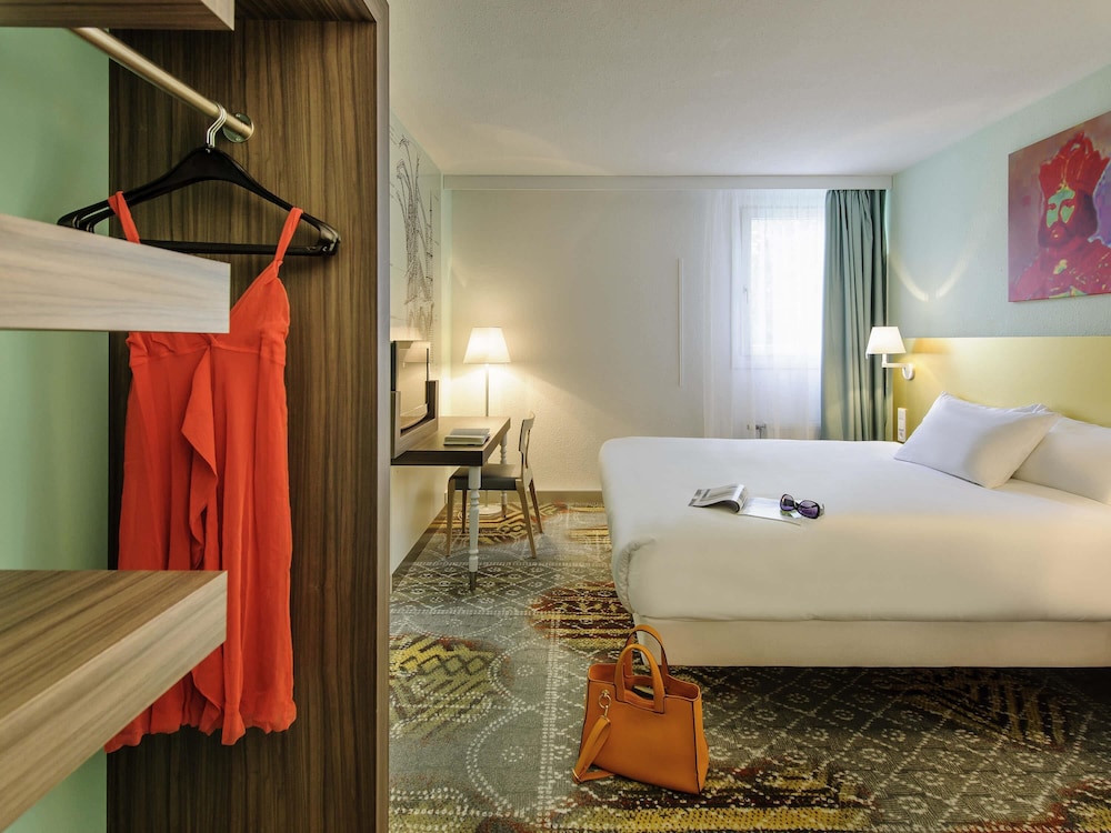Las habitaciones dobles All Comfort tienen 1 cama doble del hotel Ibis Styles Speyer. Foto 1