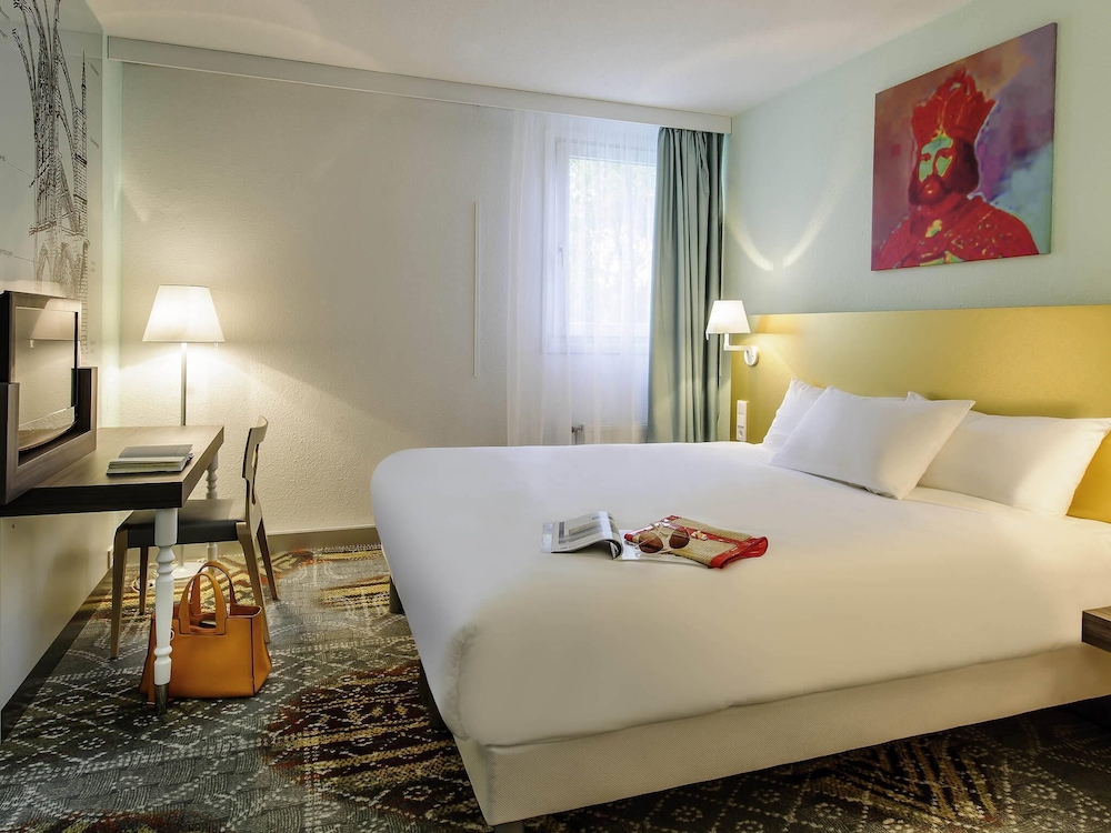 Las habitaciones dobles All Comfort tienen 1 cama doble del hotel Ibis Styles Speyer. Foto 3