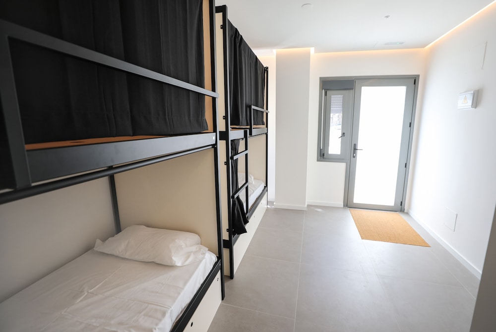 1 cama en habitación compartida mixta de 10 camas, baño privado del hotel Myd La Latina