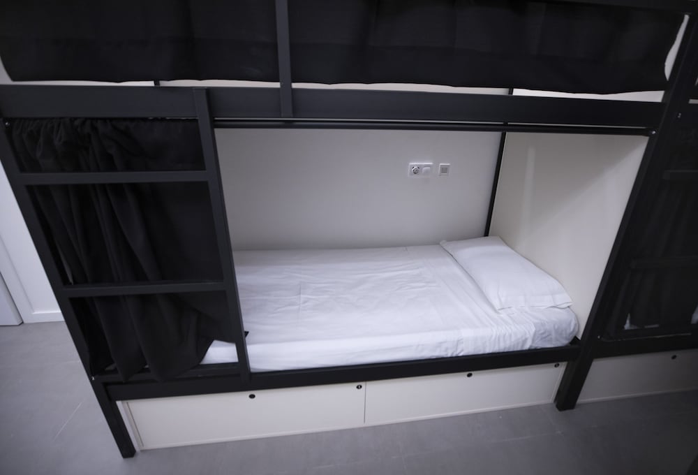 1 cama en habitación compartida mixta de 10 camas, baño privado del hotel Myd La Latina. Foto 4
