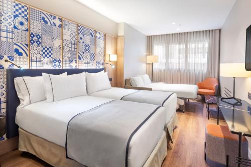 Habitación Doble con sofá cama del hotel Eurostars Guadalquivir. Foto 6