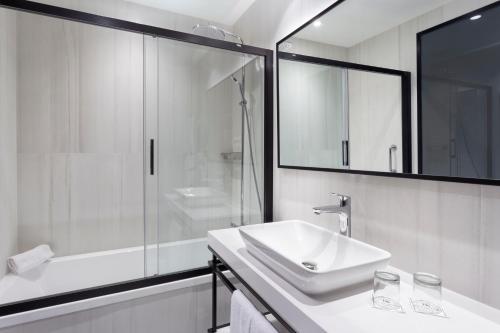 Habitación Doble Deluxe con terraza del hotel Eurostars Guadalquivir. Foto 6