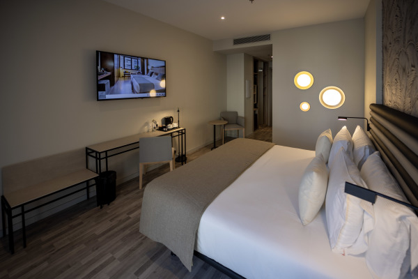 Habitación Deluxe Vista Giralda del hotel Abba Sevilla. Foto 1