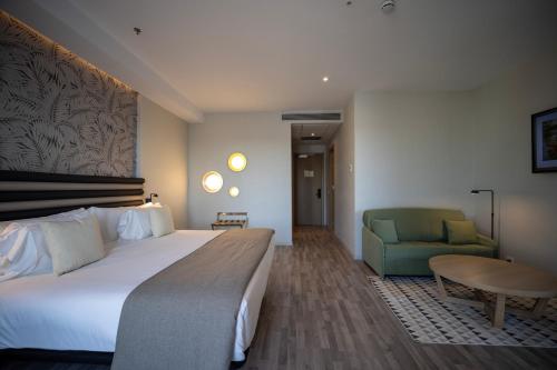 Habitación doble Balcón o Terraza 1 Cama doble del hotel Abba Sevilla. Foto 2