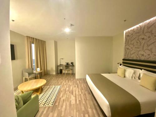 Habitación doble Balcón o Terraza 1 Cama doble del hotel Abba Sevilla. Foto 4