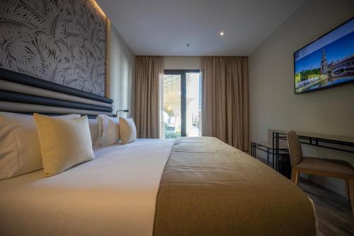 Habitación Triple Deluxe del hotel Abba Sevilla. Foto 1