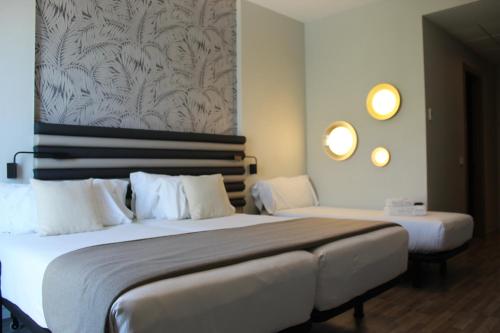 Habitación Triple Deluxe del hotel Abba Sevilla. Foto 4
