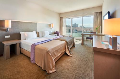Habitación Meliá con vistas laterales al mar del hotel Melia Madeira Mare. Foto 1
