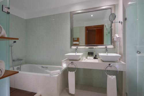 Habitación Superior con vistas al océano del hotel Melia Madeira Mare