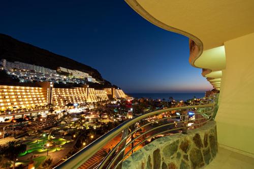 Habitación Doble Deluxe con balcón y vistas al mar del hotel LIVVO Valle Taurito & Aquapark. Foto 1