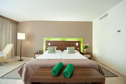 Habitación Doble Deluxe con balcón y vistas al mar del hotel LIVVO Valle Taurito & Aquapark. Foto 5