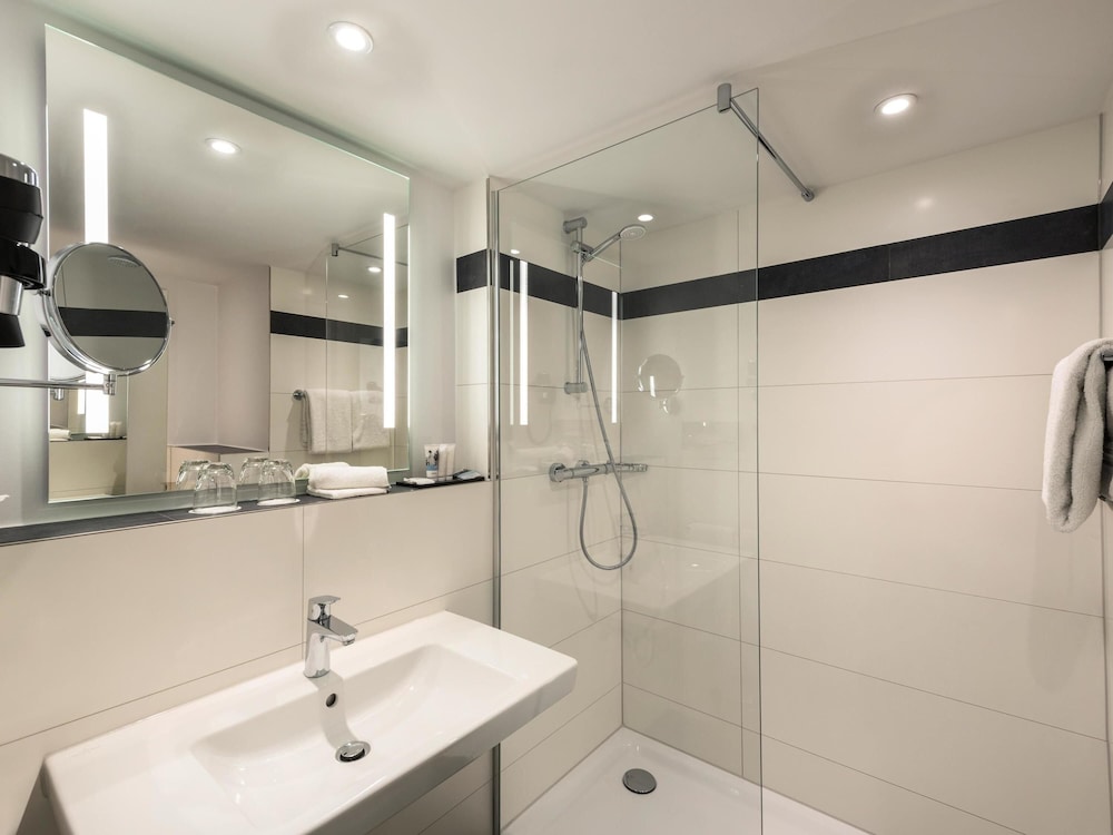 Habitación estándar con una cama doble del hotel Mercure Mannheim Am Friedensplatz. Foto 1