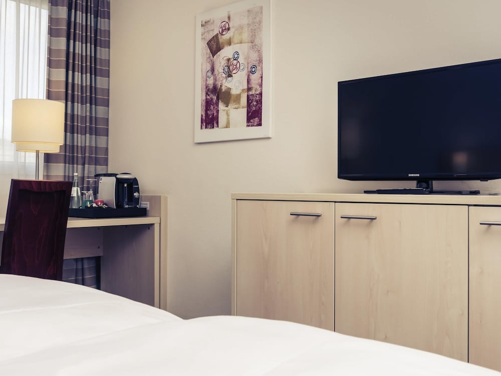 Habitación Estándar con cama doble y sofá del hotel Mercure Mannheim Am Friedensplatz. Foto 2