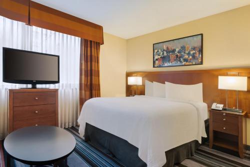 Estudio con cama grande y sofá cama del hotel Residence Inn by Marriott New York Manhattan/Times Square