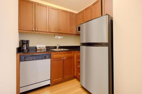 Estudio con cama grande y sofá cama del hotel Residence Inn by Marriott New York Manhattan/Times Square. Foto 3