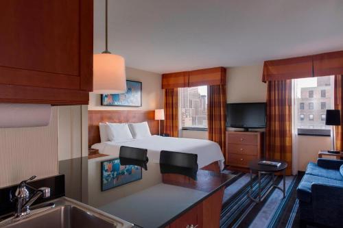 Estudio Esquinero con sofá cama y vistas - 1 cama extragrande del hotel Residence Inn by Marriott New York Manhattan/Times Square. Foto 4