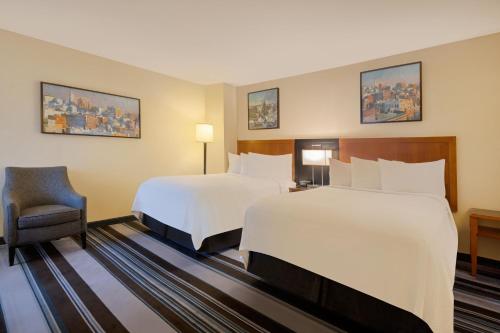 Estudio adaptado para personas con discapacidad auditiva y movilidad reducida con bañera adaptada - 2 camas dobles del hotel Residence Inn by Marriott New York Manhattan/Times Square. Foto 2