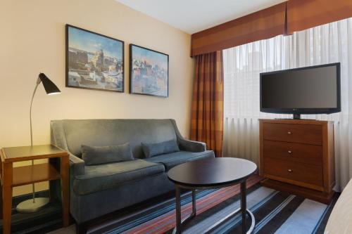 Estudio con cama extragrande y sofá cama tamaño queen del hotel Residence Inn by Marriott New York Manhattan/Times Square. Foto 1