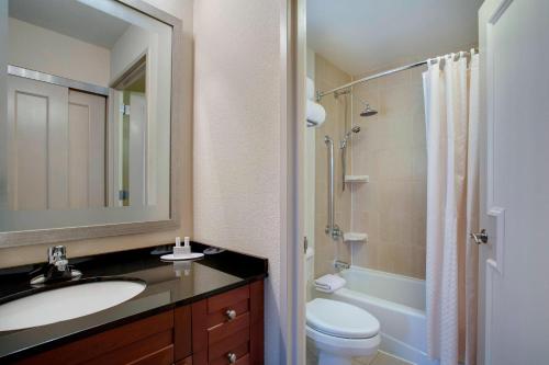 Suite Estudio con cama grande, sofá cama y vista al Empire State del hotel Residence Inn by Marriott New York Manhattan/Times Square. Foto 4