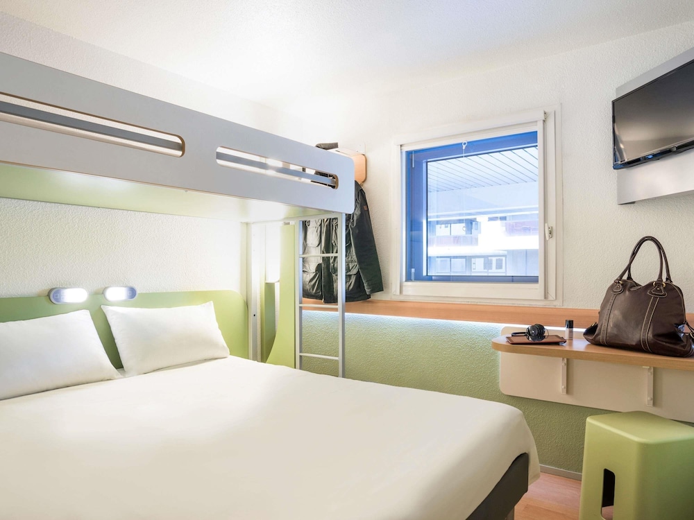 Habitación TRIPLE con una cama de gran tamaño y litera del hotel Ibis budget Bordeaux Centre Mériadeck. Foto 1