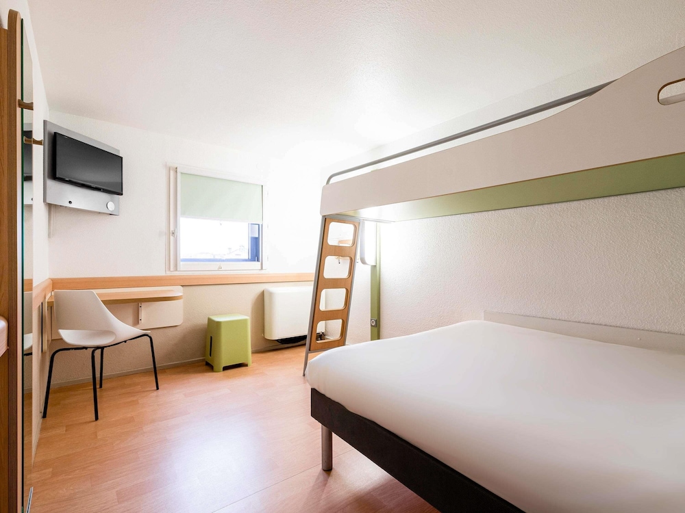 Habitación TRIPLE con una cama de gran tamaño y litera del hotel Ibis budget Bordeaux Centre Mériadeck. Foto 3
