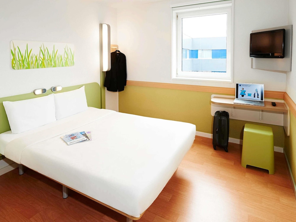 Habitación doble con cama tamaño queen del hotel Ibis budget Bordeaux Centre Mériadeck. Foto 2