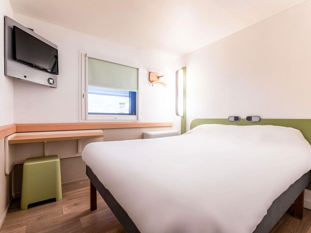 Habitación doble con cama tamaño queen del hotel Ibis budget Bordeaux Centre Mériadeck. Foto 4