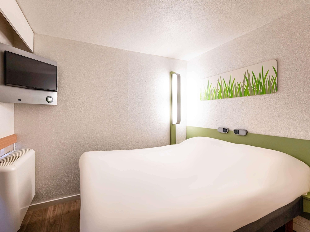 Habitación doble con cama tamaño queen del hotel Ibis budget Bordeaux Centre Mériadeck. Foto 5