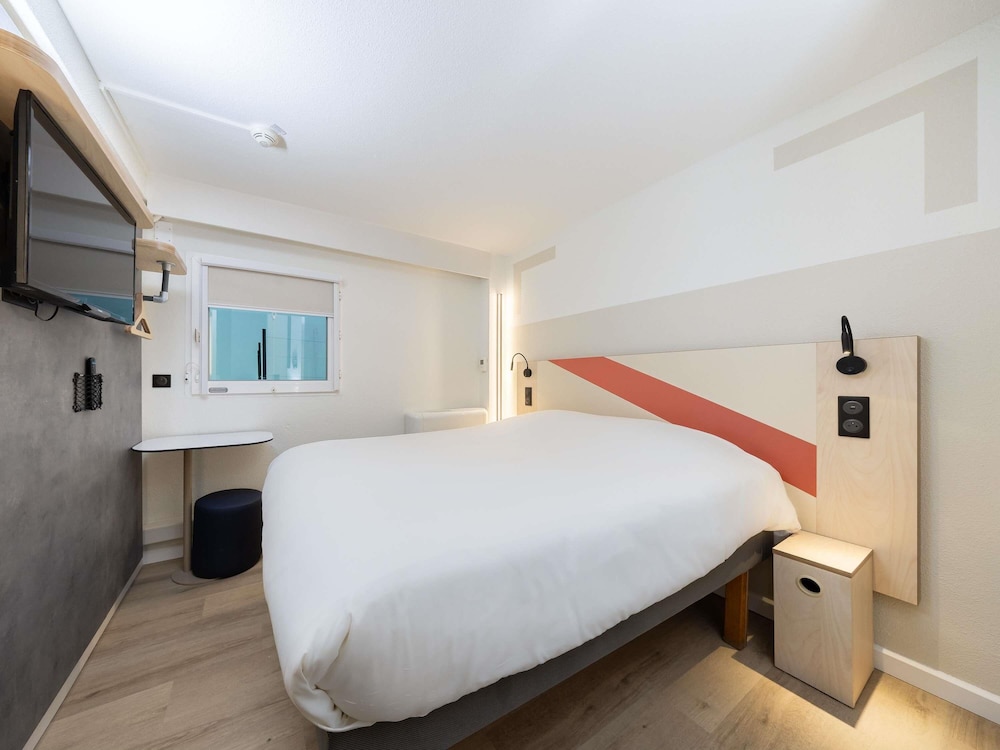 Habitación doble con cama tamaño queen del hotel Ibis budget Bordeaux Centre Mériadeck. Foto 6