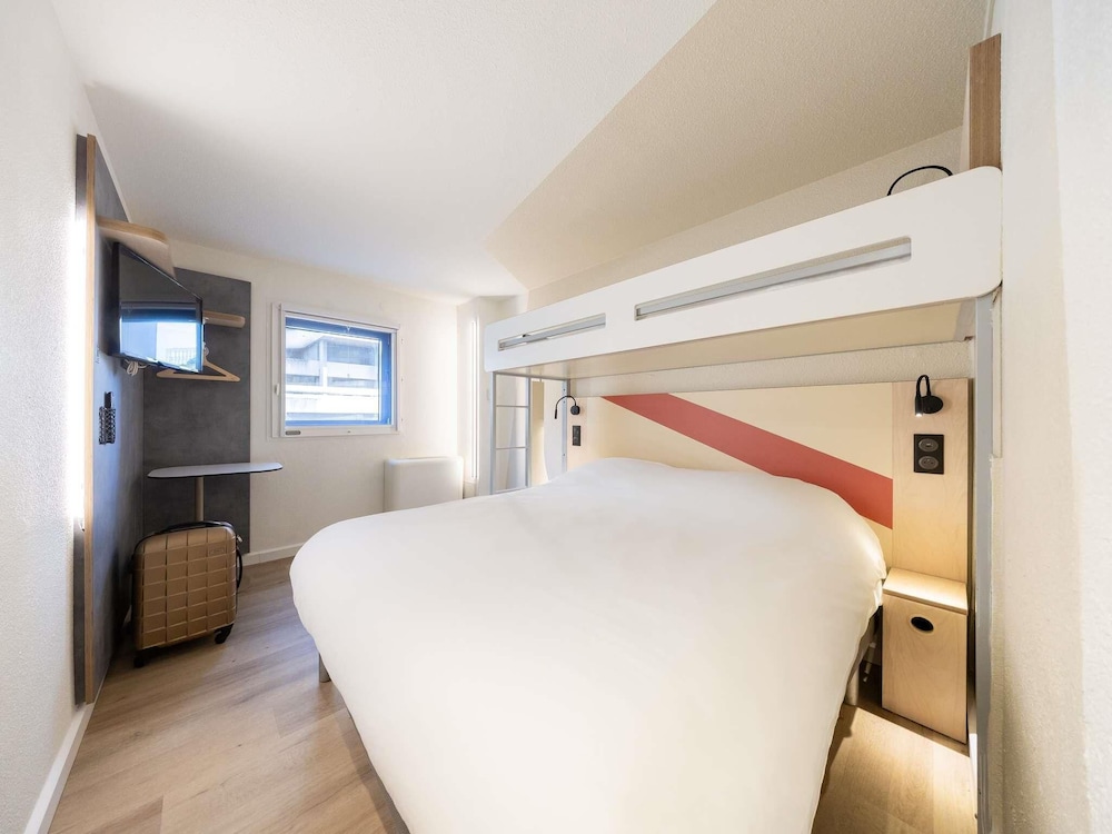 Habitación TRIPLE con una cama de gran tamaño y litera del hotel Ibis budget Bordeaux Centre Mériadeck. Foto 4
