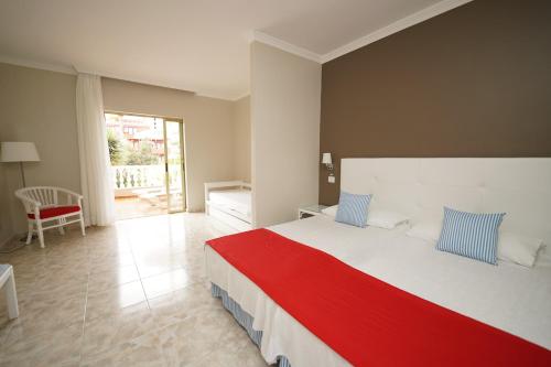 Habitación Familiar con vistas al jardín del hotel Rf San Borondon. Foto 6