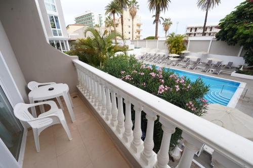 Habitación Superior con vistas a la piscina del hotel Rf San Borondon. Foto 3