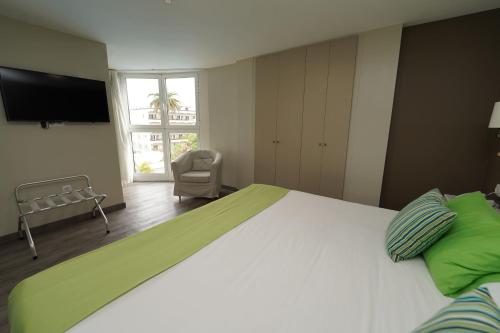 Habitación familiar Superior Con Vistas Sofá Cama incluido 1 Cama doble del hotel Rf San Borondon. Foto 5