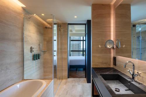 Habitación Esquinera Executive con acceso al salón - Cama extragrande del hotel Hilton Rome Eur La Lama